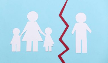 Dağılmış aile, boşanma. Ebeveyn haklarından mahrum bırakılmak. Kağıt ailesini mavi arkaplanda ayır