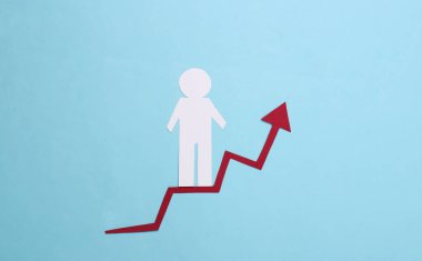 Büyüme okunda kağıt adam. Mavi arka plan. Finansal ve sosyal başarının sembolü, ilerlemeye giden merdiven. Kariyer basamağı.