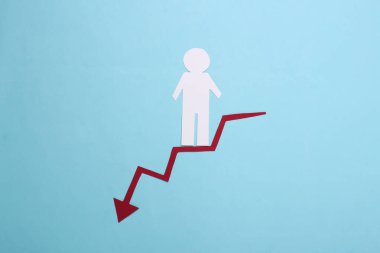 Kâğıt adam aşağıya bakan kırmızı eğri bir ok boyunca iniyor. Mavi arka plan. Finansal ve sosyal bozulmanın sembolü, başvurulacak merdiven