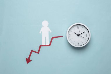 Kağıt adam kırmızı eğri bir ok boyunca aşağı ve saate doğru iniyor. Mavi arka plan. Finansal ve sosyal bozulmanın sembolü, başvurulacak merdiven
