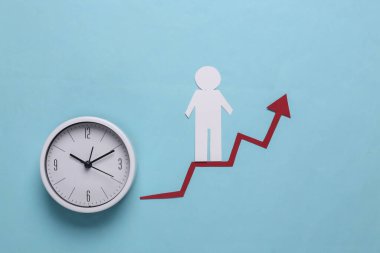 Büyüme oku ve hesap makinesi üzerine kağıt adam. Mavi arka plan. Finansal ve sosyal başarının sembolü, ilerlemeye giden merdiven. Kariyer basamağı.