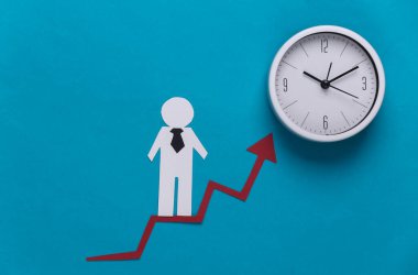 Büyüme oku ve hesap makinesi üzerinde çalışan bir kağıt işçisi. Mavi arka plan. Finansal ve sosyal başarının sembolü, ilerlemeye giden merdiven. Kariyer zamanı..