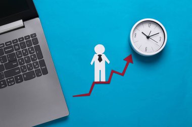 Dizüstü bilgisayar, kağıt işi adamı büyüme oku, saat. Mavi arka plan. Finansal ve sosyal başarının sembolü, ilerlemeye giden merdiven. Kariyer zamanı..