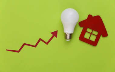 Modernizasyon güç tüketiminin sembolü. Eco, enerjini sakla. Yeşil zemin üzerinde büyüme oku olan ev ve modern ampul
