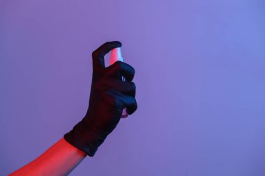 Eldivende antiseptik sprey var. Kırmızı-mavi neon ışık