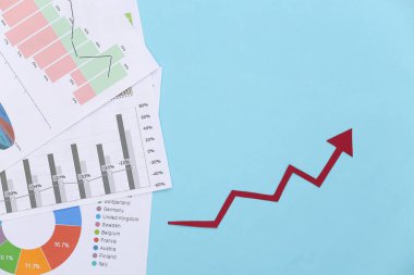 Yukarı doğru büyüyen ok, mavi arkaplanda grafikler ve grafikler. İş başarısı. Üst görünüm