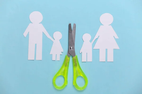 Zerrüttete Familie Scheidung Scherenschnitt Papierfamilie Auf Blauem Hintergrund — Stockfoto