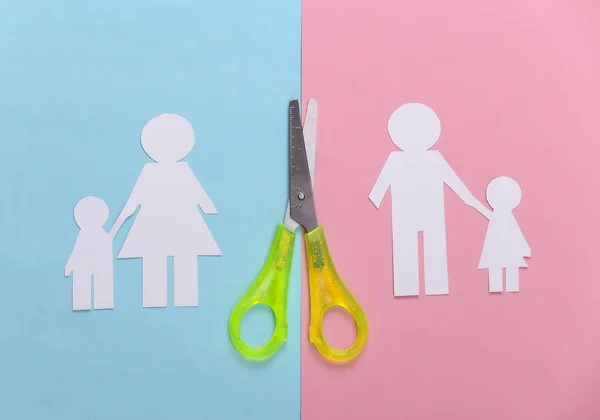 Zerrüttete Familie Scheidung Scherenschnitt Papierfamilie Auf Blauem Rosa Pastell Hintergrund — Stockfoto
