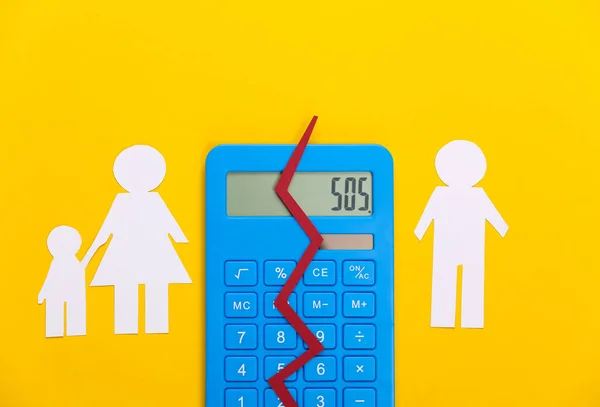 Zerrüttete Familie Scheidung Immobilienteilungskonzept Aufgespaltene Papierfamilie Taschenrechner Auf Gelbem Hintergrund — Stockfoto