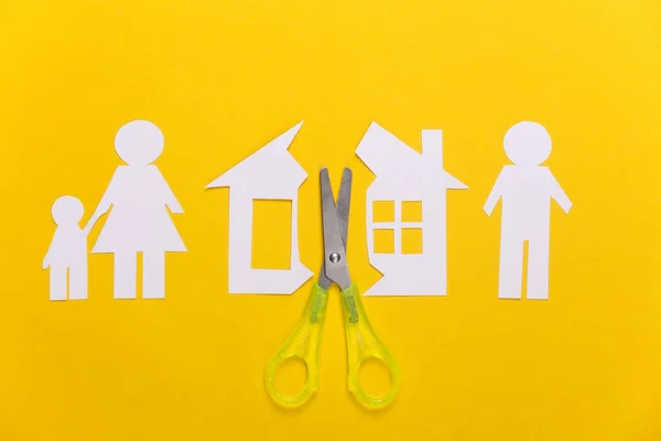 Zerrüttete Familie Scheidung Immobilienteilungskonzept Scherengeschnittenes Papierhaus Familie Auf Gelbem Hintergrund — Stockfoto
