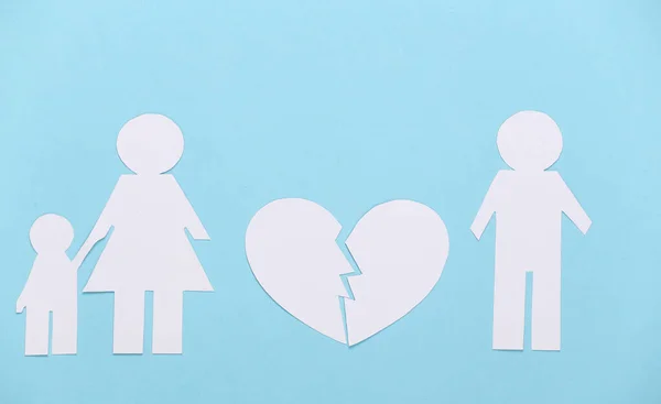 Zerrüttete Familie Scheidung Gespaltene Papierfamilie Gebrochenes Herz Auf Blauem Hintergrund — Stockfoto