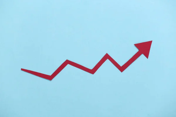 青い背景に赤い成長矢印 矢印グラフが上昇します 経済成長 — ストック写真