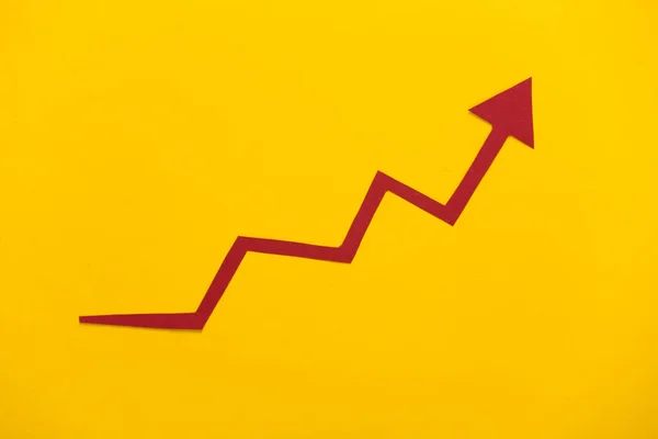 Roter Wachstumspfeil Auf Gelbem Hintergrund Pfeildiagramm Nach Oben Das Wirtschaftswachstum — Stockfoto