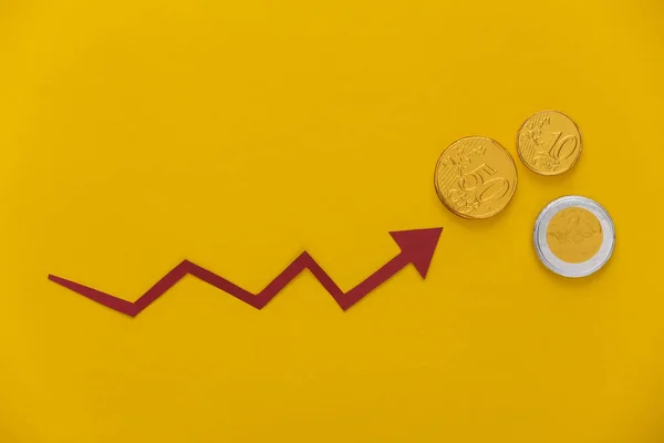 红色生长箭头和黄色背景的硬币 箭头图上升 经济增长 — 图库照片