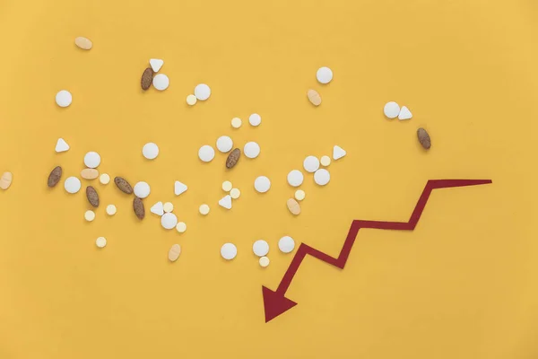 Pastillas Con Flecha Roja Que Cae Tendiendo Hacia Abajo Sobre — Foto de Stock