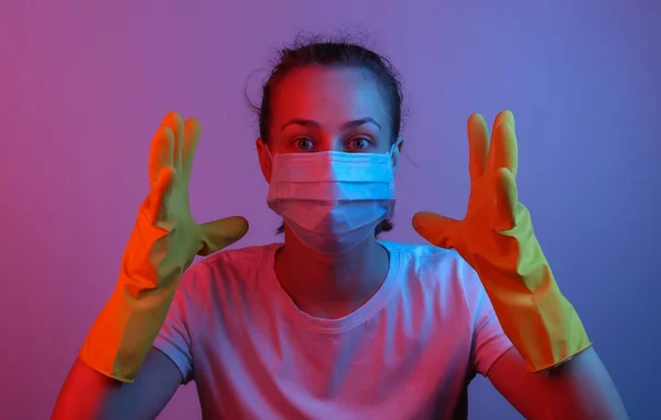 Ritratto Donna Preda Panico Con Maschera Guanti Medici Luce Neon — Foto Stock