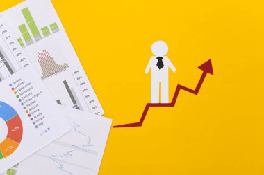 Büyüme oku, grafikleri ve grafikleri olan kağıt adam. Finansal ve sosyal başarının sembolü, ilerlemeye giden merdiven. Kariyer basamağı. Sarı arkaplan