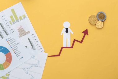 Büyüme oku, grafikleri ve grafikleri olan kağıt adam. Finansal ve sosyal başarının sembolü, ilerlemeye giden merdiven. Kariyer basamağı. Sarı arkaplan