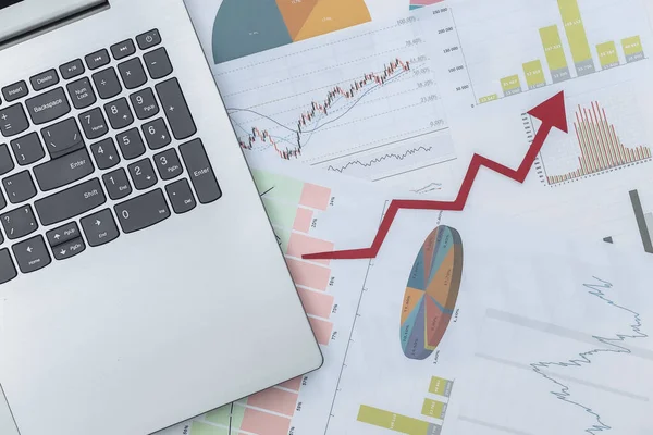 Yukarı doğru ok, dizüstü bilgisayarlı grafikler ve grafikler. İnternet işi. İş başarısı. Takas. Üst görünüm