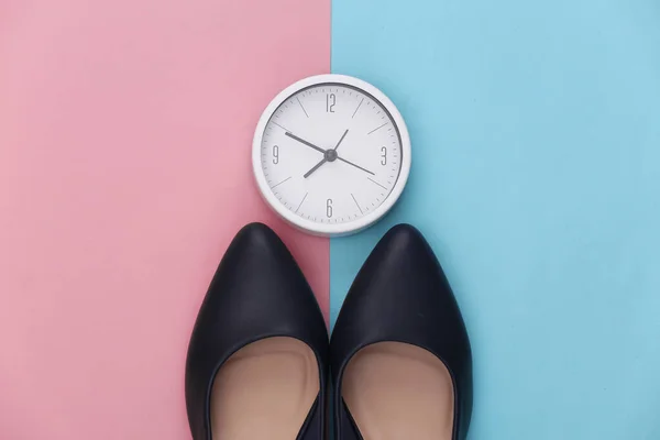 Sapatos Femininos Com Saltos Altos Relógio Fundo Azul Rosa Vista — Fotografia de Stock