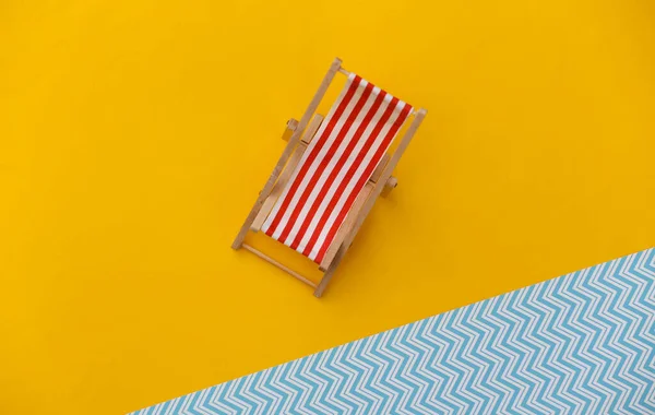 노란색 배경에는 의자가 해변의 리조트 최소한의 — 스톡 사진