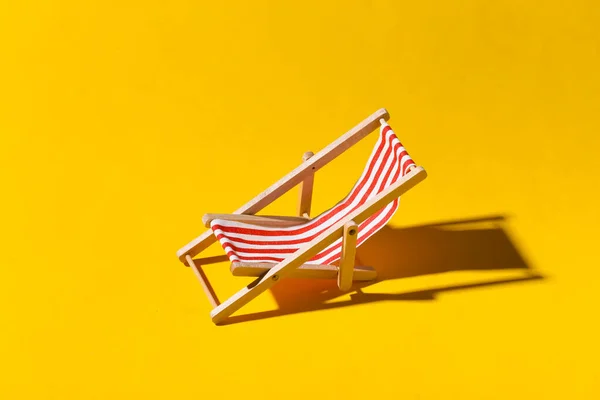 Mini Strandkorb Auf Gelbem Hintergrund Mit Schatten Sonnenlicht Symbol Des — Stockfoto