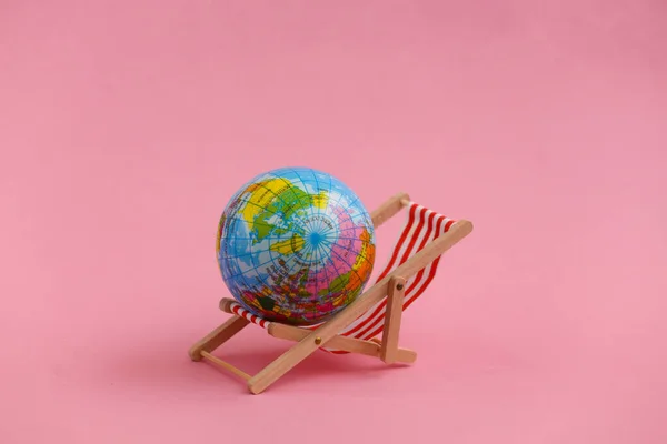 Mini Chaise Longue Plage Avec Globe Sur Fond Rose Symbole — Photo