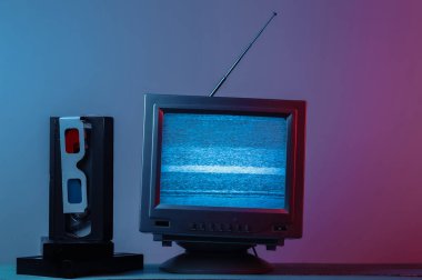 Anten, anaglyph stereo gözlüklü eski moda TV alıcısı, pembe mavi ışıklı video kaset. Retro ortam, eğlence 80 'ler, retro dalga