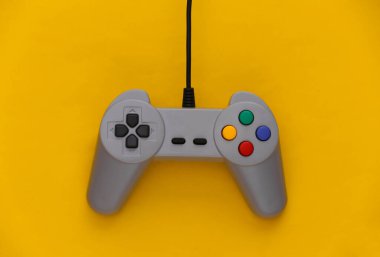Oyun sahası. Oyun konsepti. Sarı arkaplanda üst görünüm retro joystick.