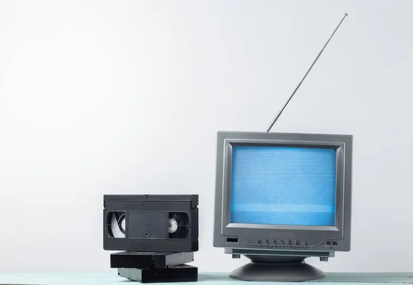 Antenne Ouderwetse Retro Ontvanger Videocassettes Witte Muurachtergrond Retro Media Entertainment — Stockfoto