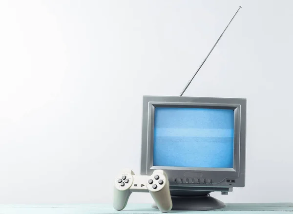 Antenne Altmodischer Retro Empfänger Mit Gamepad Auf Weißem Wandhintergrund Retro — Stockfoto