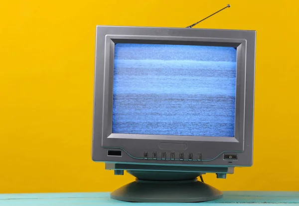 Mini Retro Antennenempfänger Auf Gelbem Hintergrund Altmodischer Fernseher Fernsehgeräusch Kein — Stockfoto