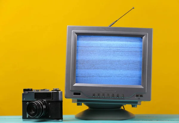 Antena Staromodny Odbiornik Telewizyjny Retro Kamerą Filmową Żółtym Tle Retro — Zdjęcie stockowe