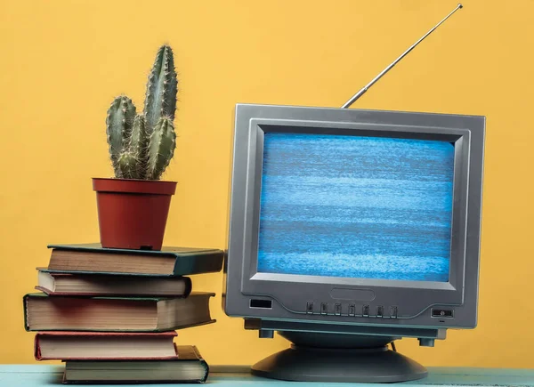 Antenne Ouderwetse Retro Ontvanger Stapel Boeken Met Cactus Gele Achtergrond — Stockfoto