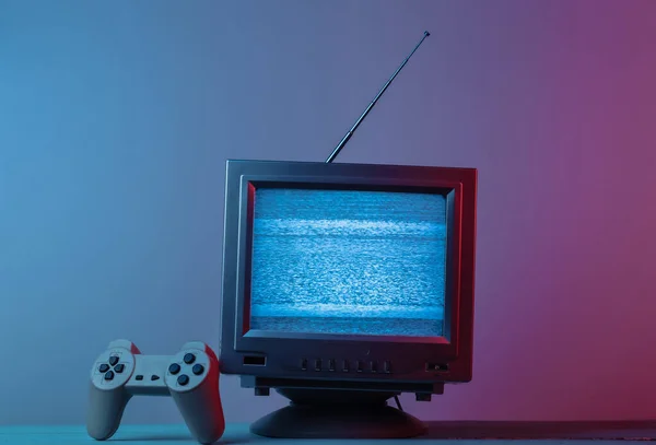 Antena Staromodny Odbiornik Telewizyjny Gamepad Różowym Niebieskim Świetle Gradientowym Neon — Zdjęcie stockowe