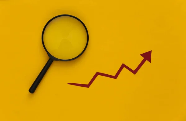 Piros Növekedési Nyíl Nagyító Sárga Háttérrel Emelkedik Nyíl Grafikon Gazdasági — Stock Fotó