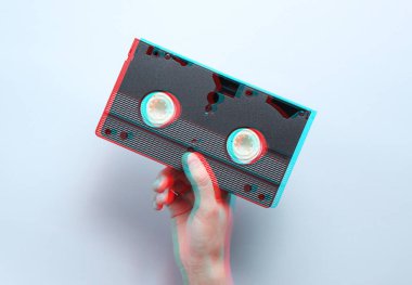 Gri arkaplanda video kaseti var. Retro biçimi, hata etkisi, minimalizm, üst görünüm
