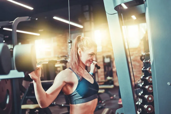 Sportliche Frau Trainiert Ihren Rücken Mit Hantelmaschine Fitnessstudio Sportkonzept Fitnessübungen — Stockfoto