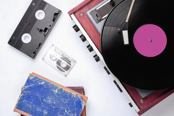Popkultur Retro Objekte Auf Weißem Hintergrund Schallplattenspieler Alte Bücher Audio — Stockfoto