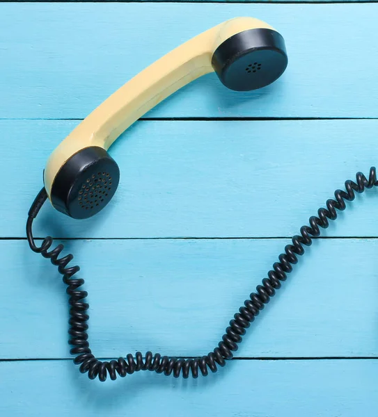 Attribute Der Popkultur Retro Telefon Mit Hörer Auf Blauem Holztisch — Stockfoto