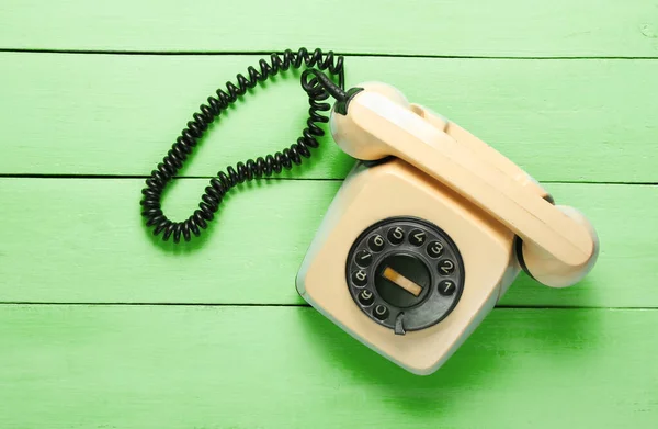 Retro Telefon Auf Grünem Holztisch Attribute Der Popkultur Draufsicht — Stockfoto