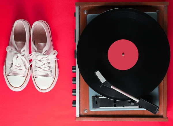 Lettore Vinile Vecchie Scarpe Ginnastica Sullo Sfondo Rosso Stile Retrò — Foto Stock