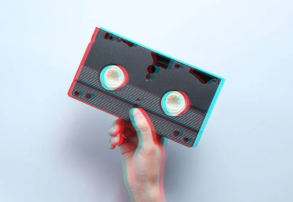 Mano Sostiene Cassette Vídeo Sobre Fondo Gris Estilo Retro Efecto — Foto de Stock