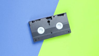 İki tonluk bir arka planda modası geçmiş bir video kaset, Top view. Minimalizm