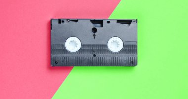 İki tonluk bir arka planda modası geçmiş bir video kaset, Top view. Minimalizm