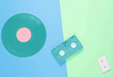 Modası geçmiş video kaset, retro ses kaseti, iki tonluk arka planda plak kaydı, popüler kültür. Üst Manzara. Minimalizm
