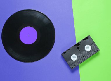 Modası geçmiş video kaset, retro ses kaseti, iki tonluk arka planda plak kaydı, popüler kültür. Üst Manzara. Minimalizm