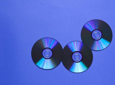 Mavi arkaplanda üç CD var. Üst görünüm