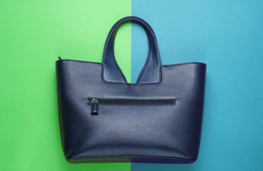 Yeşil-mavi arka planda deri çanta. Üst görünüm