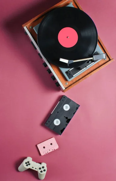 Retro Items Red Background Vinyl Player Video Audio Cassette Gamepad — Stock Photo, Image